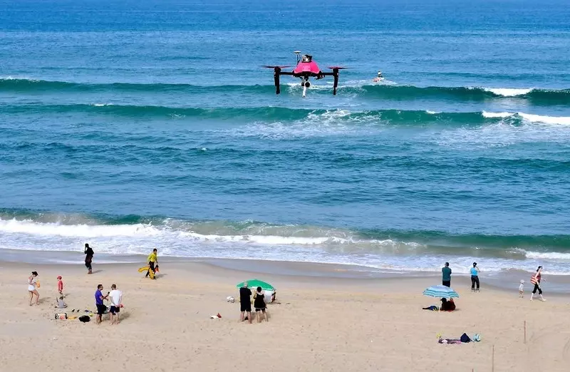 Hiszpania: Drony pilnują wczasowiczów na 22 plażach. Urządzenie uratowało topiącego się 14-latka