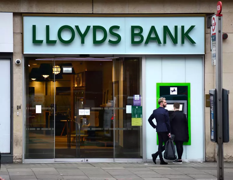 Lloyds i Halifax zamkną w tym roku kolejne 66 oddziałów bankowych