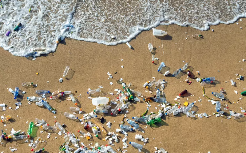 "The Guardian": Ponad 8 milionów ton plastiku trafia co roku do oceanów