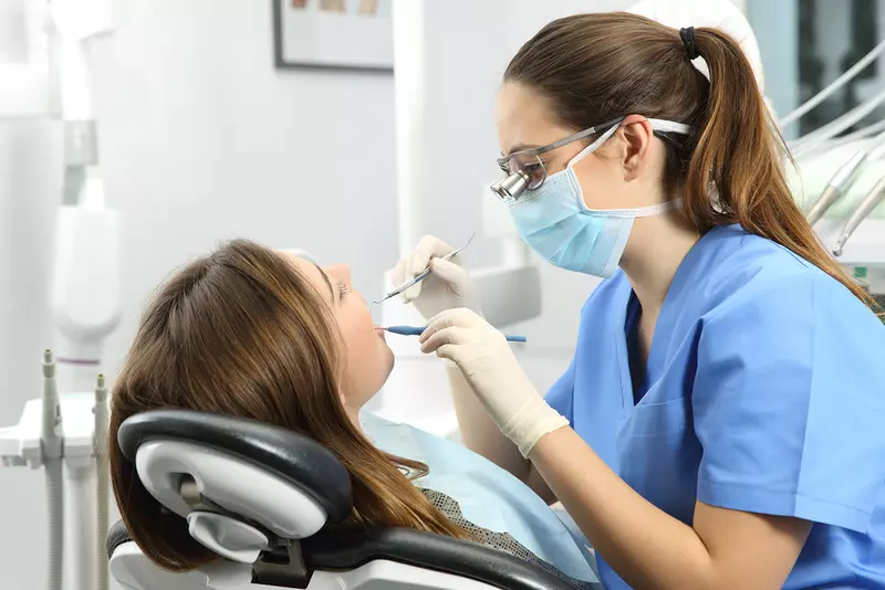 Kontrolne badania stomatologiczne w ramach NHS będą rzadziej wykonywane w Anglii i Walii