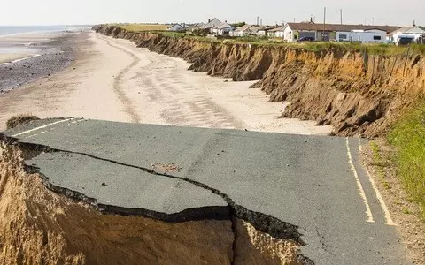 Climate change: UK sea level rise speeding up - Met Office