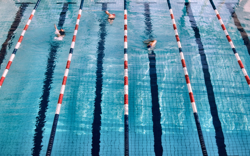 Niemcy: Zimna woda w basenach i zimne prysznice - duże miasta zaczynają oszczędzanie energii