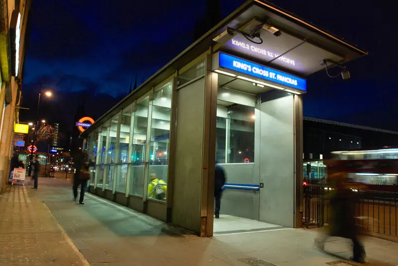Londyn: Od dzisiaj zostają w pełni wznowione kursy nocnego metra