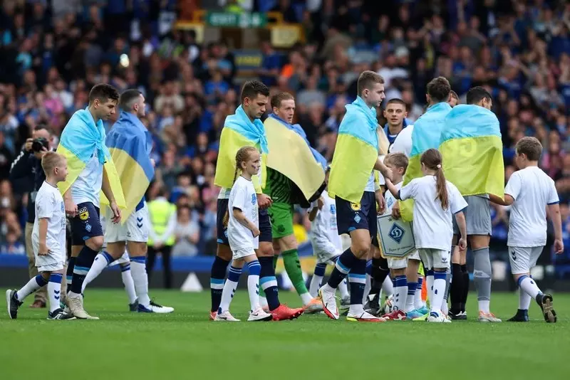 Kibic pomagający Ukrainie uhonorowany w "Meczu o Pokój" Everton - Dynamo Kijów