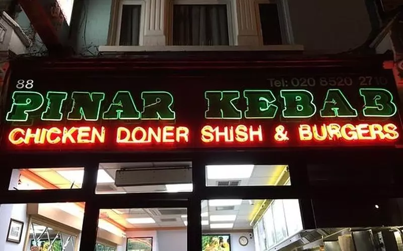 Czy to najlepszy punkt z kebabem w Londynie? "Niektórzy kupują w nim od 47 lat"