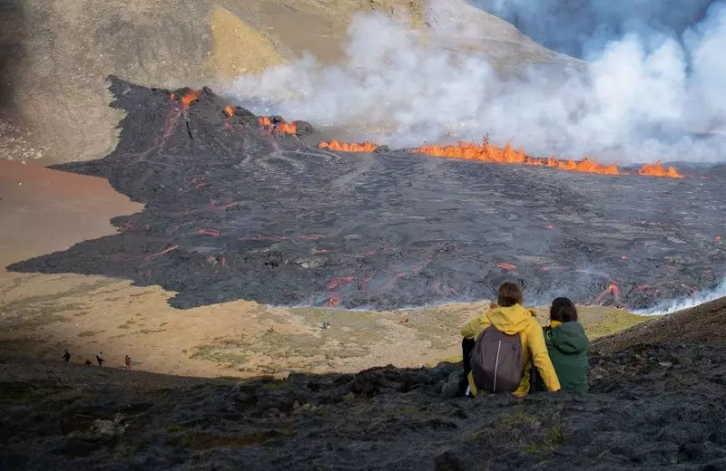 Islandia: Trwa erupcja wulkanu blisko największego lotniska kraju