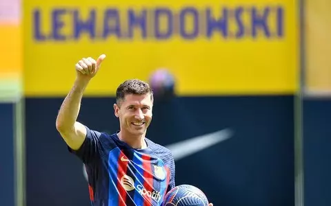 Lewandowski presented at Camp Nou as a Barcelona player