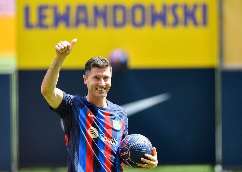 Lewandowski presented at Camp Nou as a Barcelona player