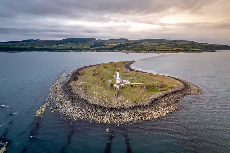 UK: Do kupienia szkocka wyspa z XVIII-wieczną latarnią morską
