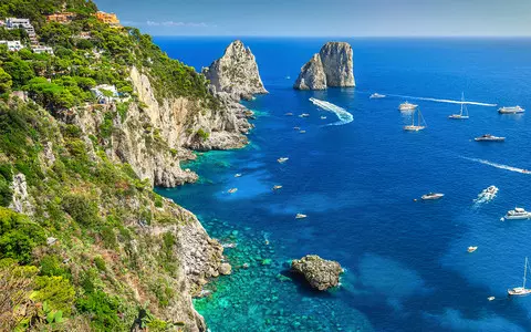 Italy: Kissing orders on the island of Capri