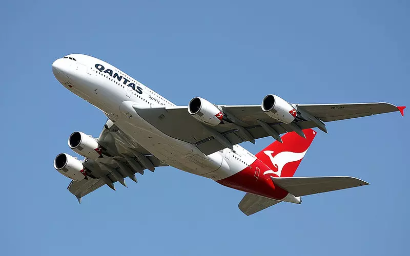 Australia: Kadra kierownicza linii lotniczych Qantas ma pracować przy obsłudze bagażu