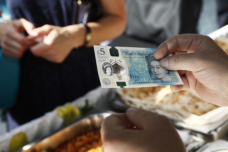 Z uwagi na wzrost cen mieszkańcy UK powracają do płacenia gotówką