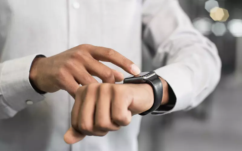Brytyjski rząd wprowadzi system monitorowania zagranicznych przestępców za pomocą smartwatchów