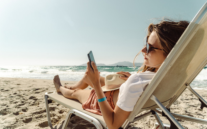 Martin Lewis krytykuje operatorów telefonicznych w UK za "pobrexitowy roaming"