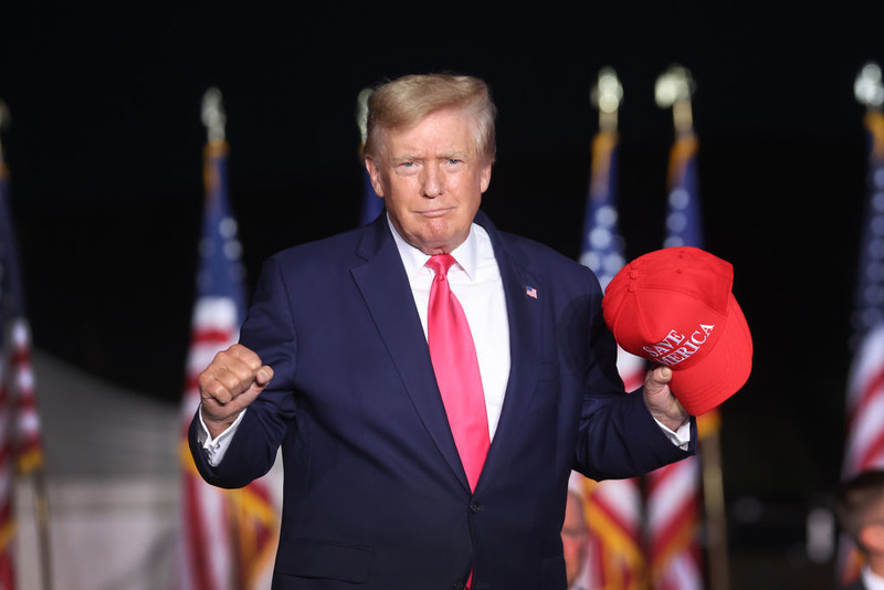 USA: FBI agents carried boxes of documents out of Trump's estate