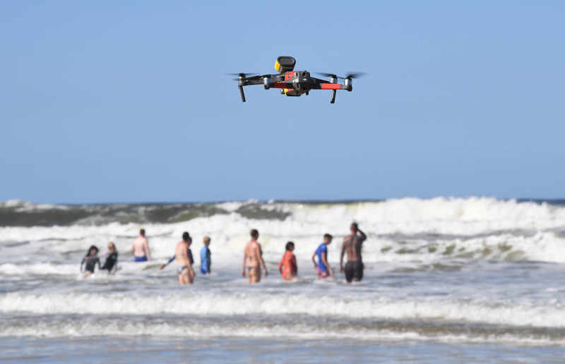 Na plażach Hiszpanii, Australii i Izraela nad bezpieczeństwem wczasowiczów czuwają drony