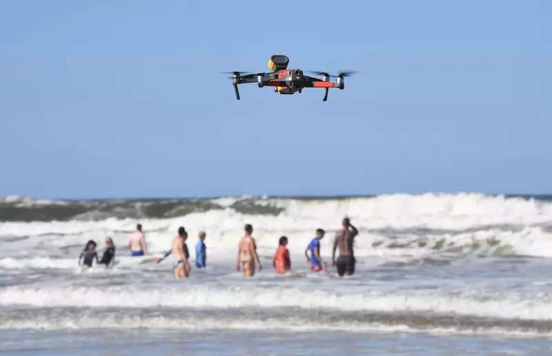 Na plażach Hiszpanii, Australii i Izraela nad bezpieczeństwem wczasowiczów czuwają drony