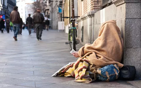 Spain: A mother of five begging in the street won over a million euro in the lottery