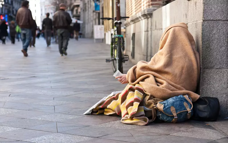 Spain: A mother of five begging in the street won over a million euro in the lottery