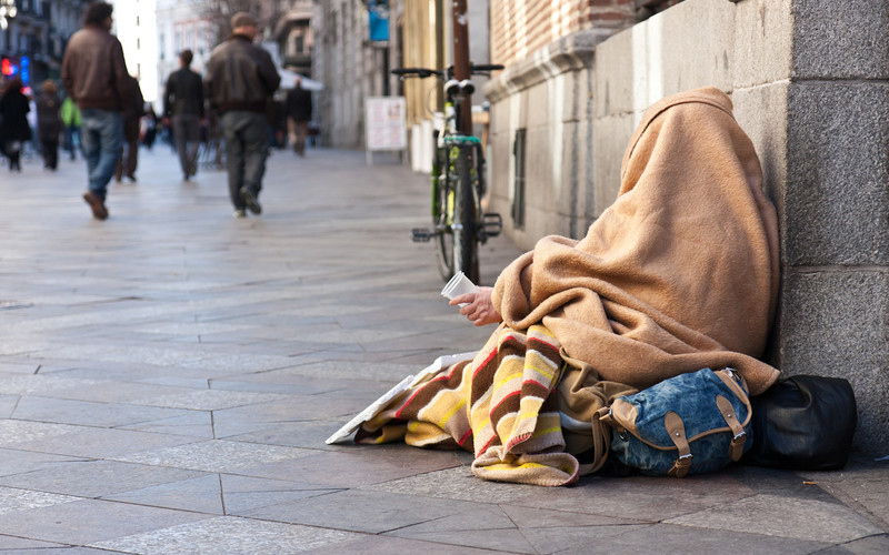 Spain: A mother of five begging in the street won over a million euro in the lottery