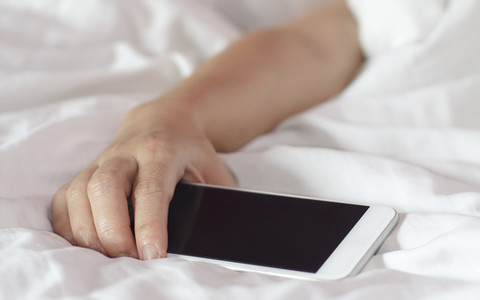 Co trzeci Brytyjczyk miewa problemy ze snem przez smartfona