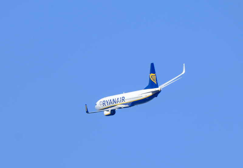 Pijany steward na pokładzie samolotu Ryanair z Polski. Sąd ma problem ze sformułowaniem wyroku