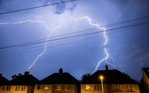 Silne burze dotarły do Irlandii. Tysiące domów bez prądu