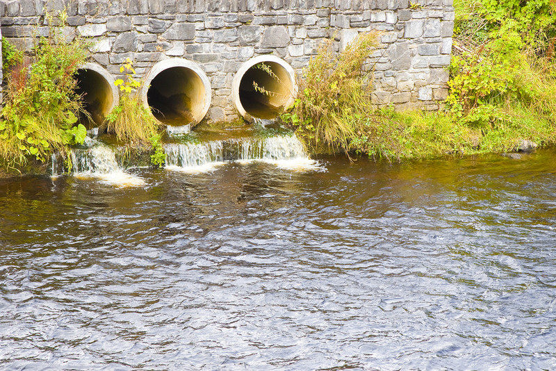 Wielka Brytania: Ostrzeżenie na prawie 50 plażach po zrzucie ścieków do morza