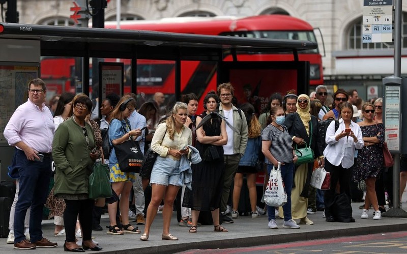 Londyn: Jakich utrudnień w podróżowaniu należy spodziewać się w czasie długiego weekendu?