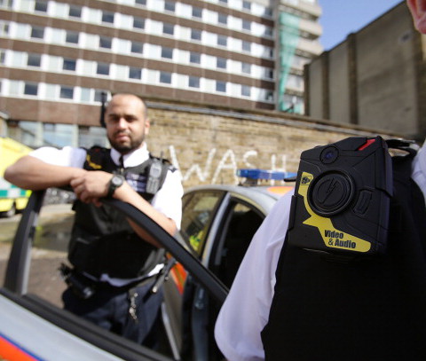 Mniej skarg na brytyjskich policjantów. To zasługa "uzbrojenia" w kamery