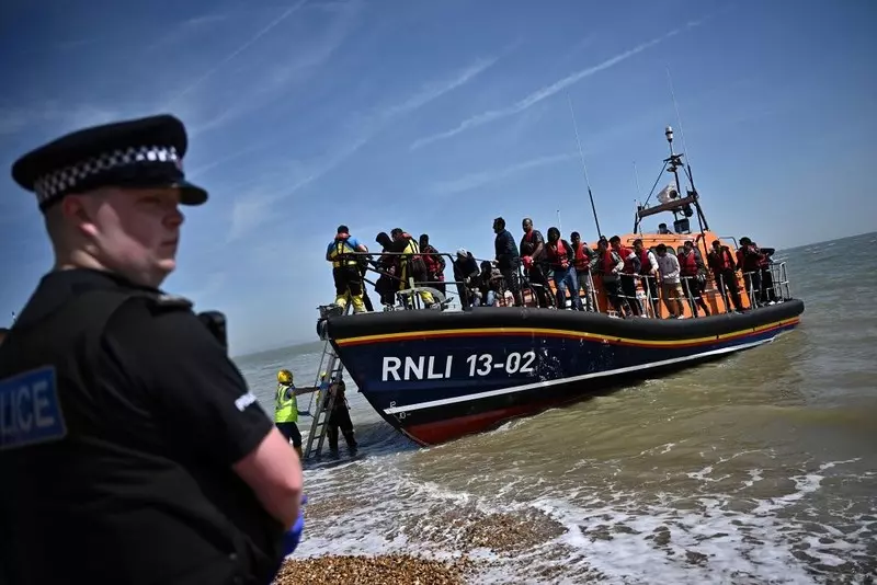 Albańscy policjanci mają pomagać w deportacji nielegalnych imigrantów z UK