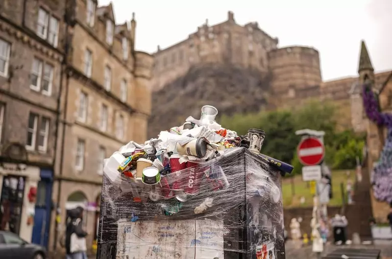 Strajk służb wywożących śmieci już trwa na większości obszaru Szkocji