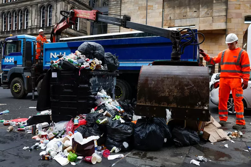 Szkocja: W Edynburgu zaczęto usuwać z ulic niewywożone od 12 dni śmieci