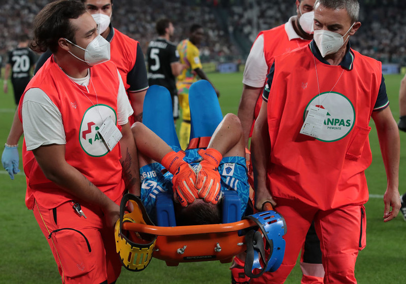 Liga włoska: Kontuzja Szczęsnego. Polak zniesiony na noszach