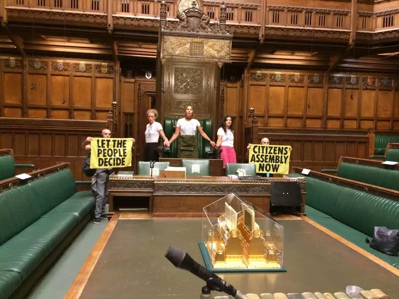 Aktywiści klimatyczni przykleili się do podłogi w sali posiedzeń Izby Gmin