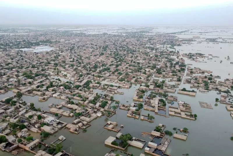 "The Guardian": Bogaci truciciele klimatu powinni płacić odszkodowania Pakistanowi za powodzie