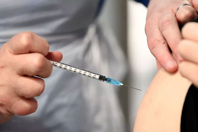 Szkocja rozpoczyna program szczepień przypominających na Covid-19