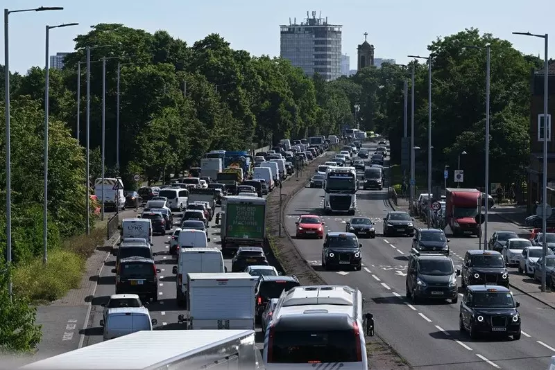 Rosnące koszty życia zagrożeniem na drogach w UK? "Kierowcy kupują starsze auta"
