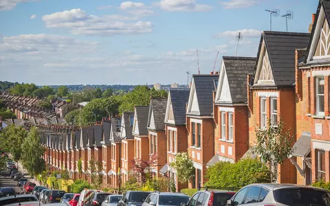 Average UK house price hit record high of £294,260 in August, says Halifax