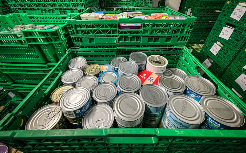 40% osób korzystających z zasiłków w UK "pomija posiłki, aby przeżyć"