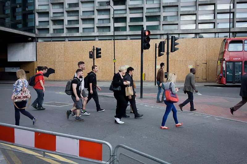 Londyn: Zakaz wjazdu samochodów w ciągu dnia zmniejszył ruch na Tottenham Court Road o dwie trzecie