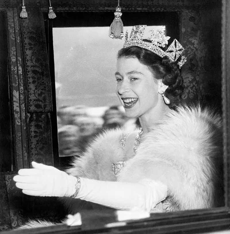 Elżbieta II: 70 lat panowania będącego służbą publiczną