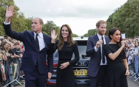 William and Harry with their wives in front of Windsor Castle. Is it reconciliation?