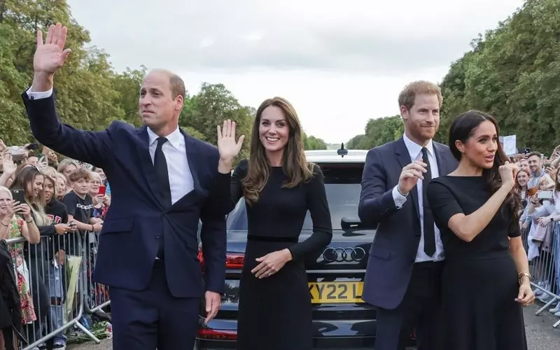William i Harry z żonami przed zamkiem w Windsorze. Czy to pojednanie?