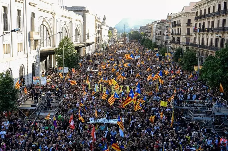 Hiszpania: Kilkaset tysięcy osób przeszło ulicami Barcelony z okazji święta Katalonii