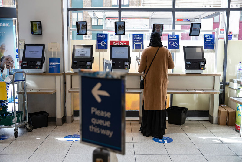 Kasy samoobsługowe w Tesco z niewielką zmianą. Klienci dostrzegą ją już od dziś