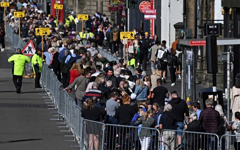 In Edinburgh, over 26,000 people passed at queen's coffin