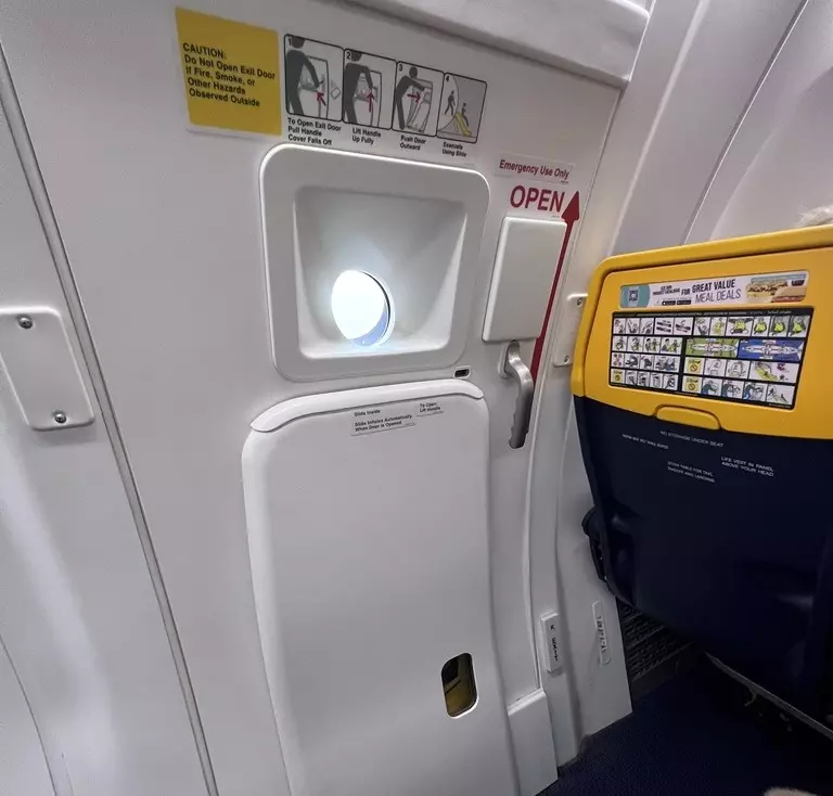 "I paid for a window seat." Ryanair's answer is the hit of the internet