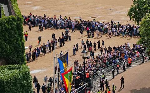 The British lay flowers saying goodbye to Elizabeth II. "After the Queen's Death, Tears Rained Down"