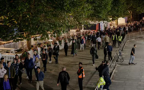 London: Crowds cross the Thames to pay tribute to Elizabeth II at the Palace of Westminster